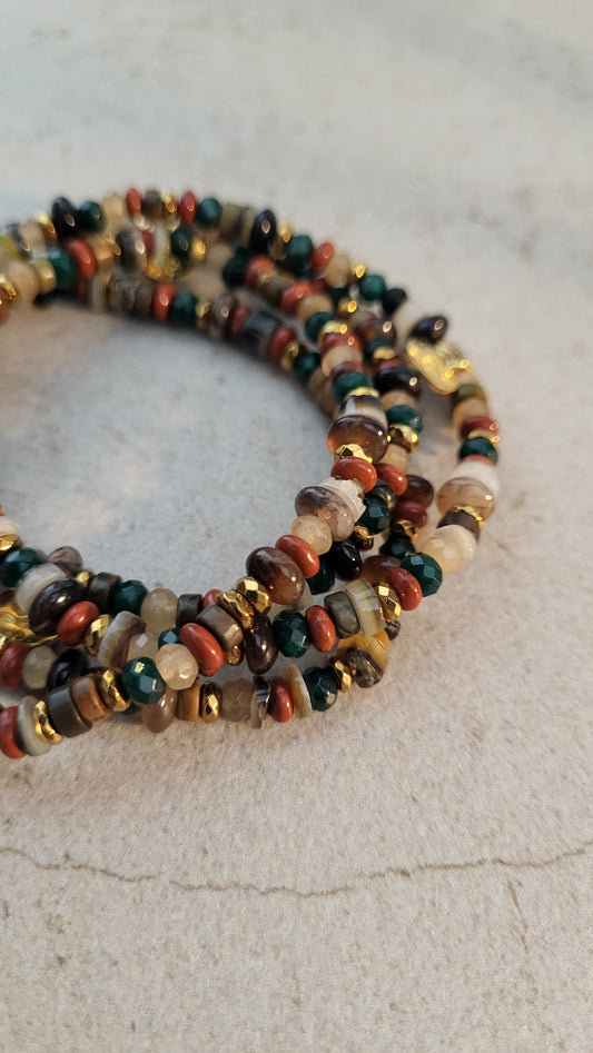 Buntes Armband aus einem Edelsteinmix