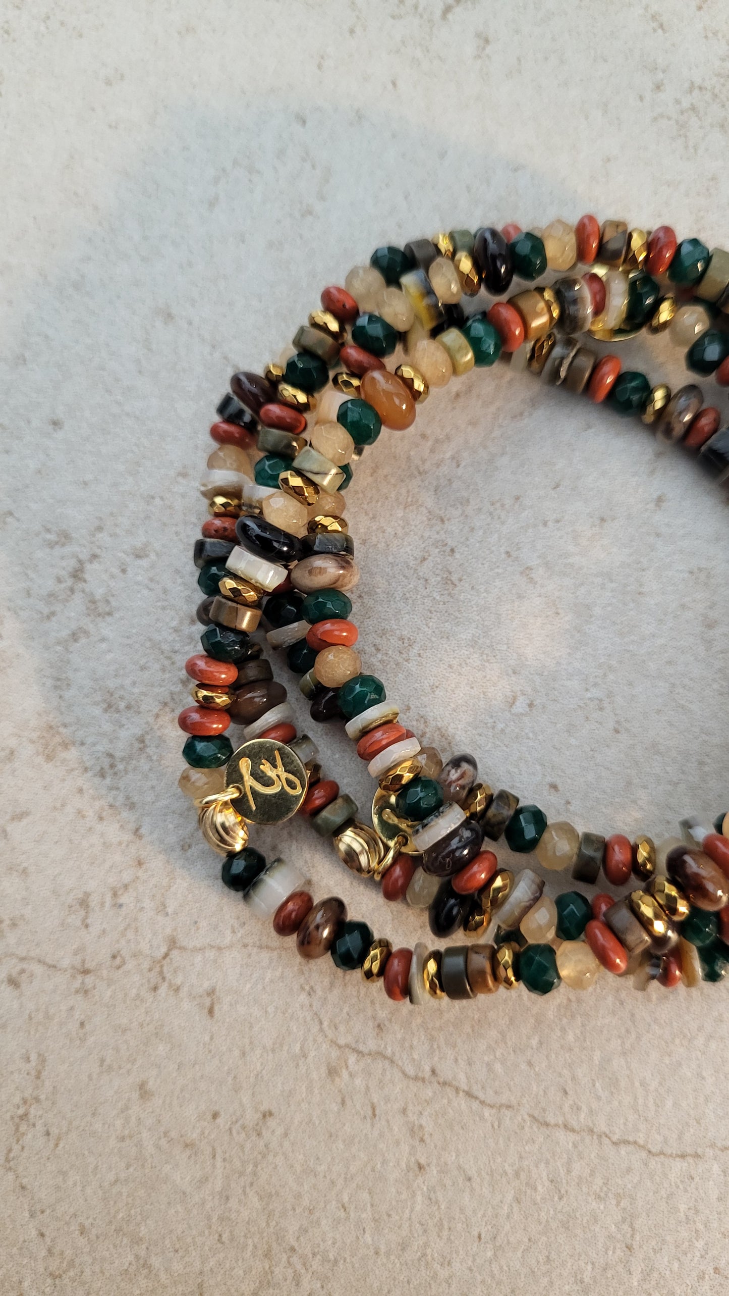 Buntes Armband aus einem Edelsteinmix