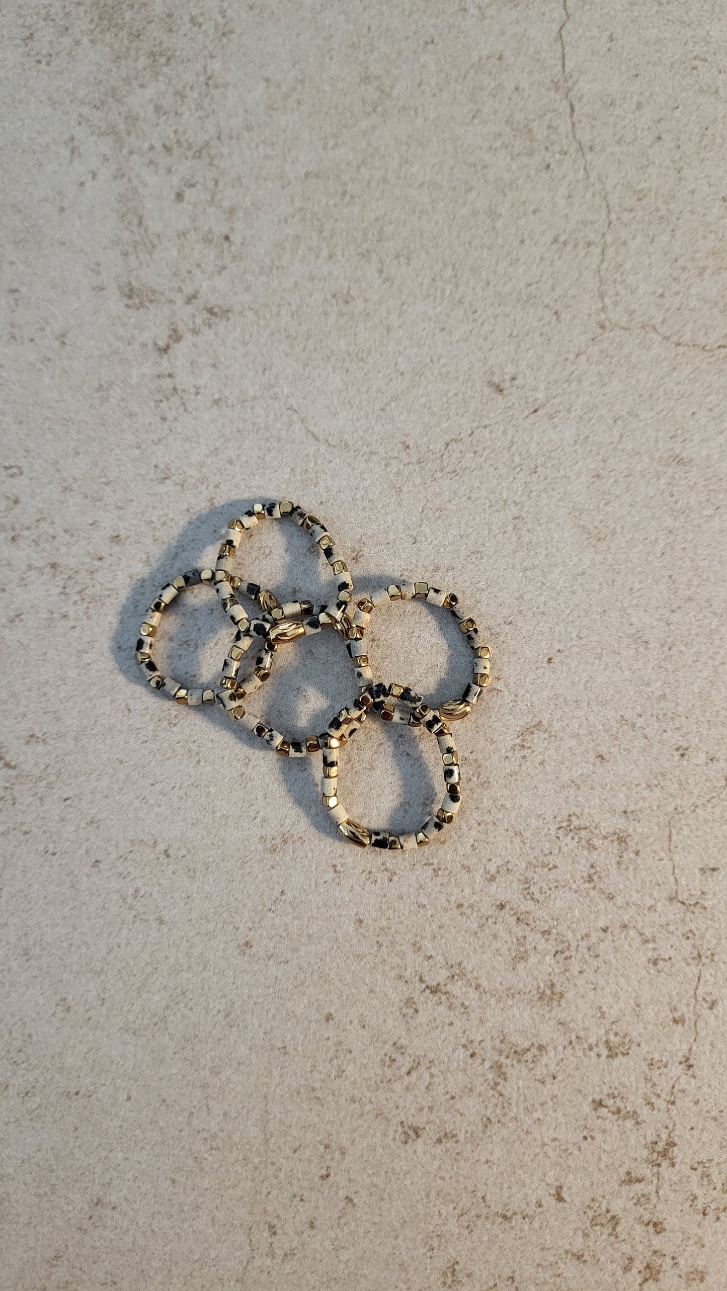 Zarte Ringe aus Dalmatinerjaspis in verschiedenen Größen