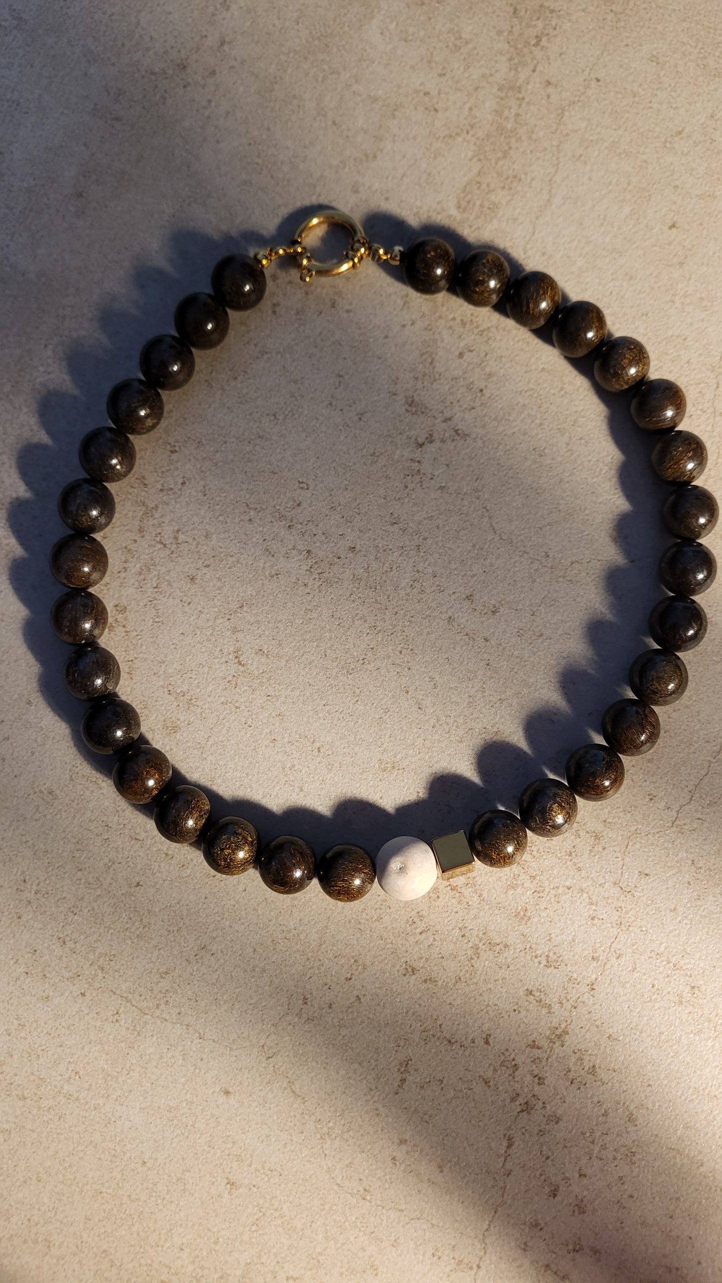 Große Bronzit Halskette mit goldenem und beigem Detail