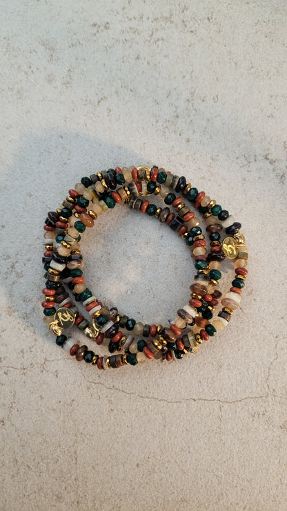 Buntes Armband aus einem Edelsteinmix