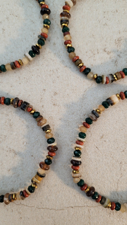 Buntes Armband aus einem Edelsteinmix