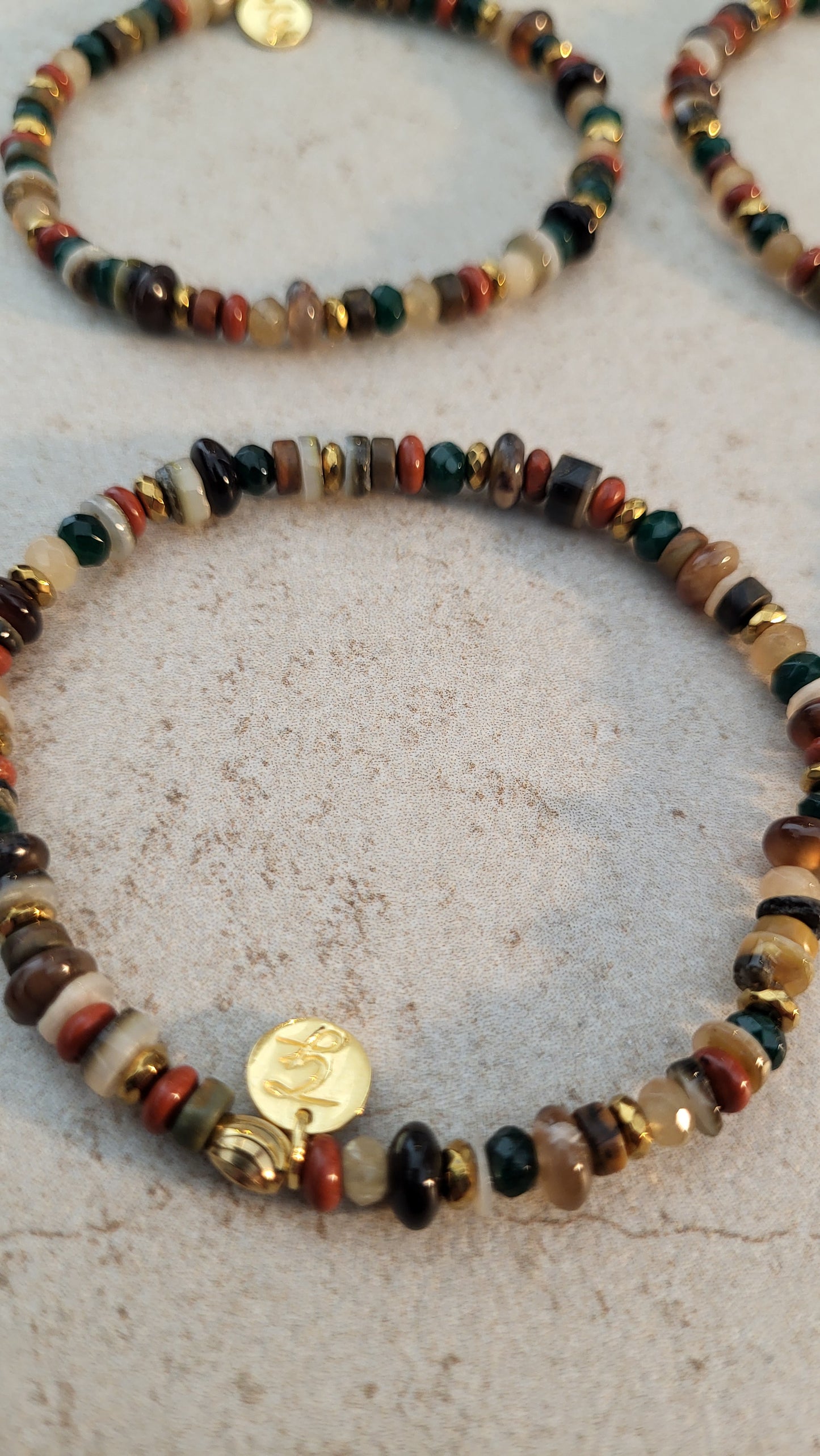 Buntes Armband aus einem Edelsteinmix