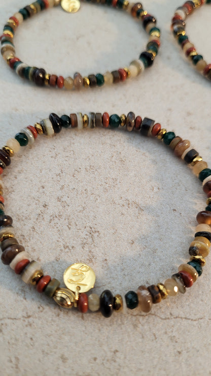 Buntes Armband aus einem Edelsteinmix