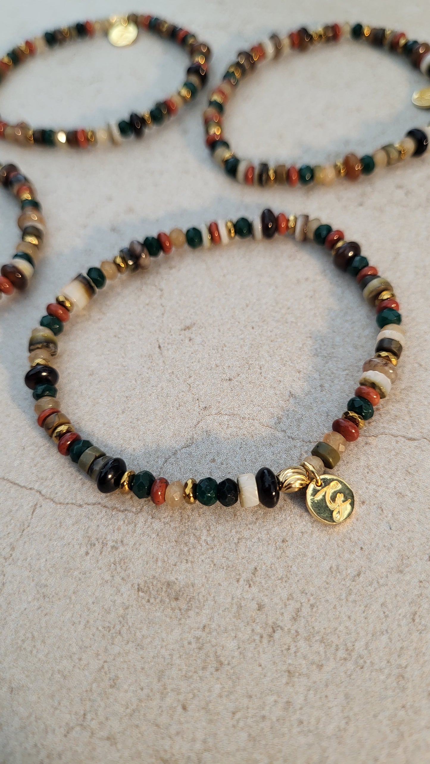 Buntes Armband aus einem Edelsteinmix