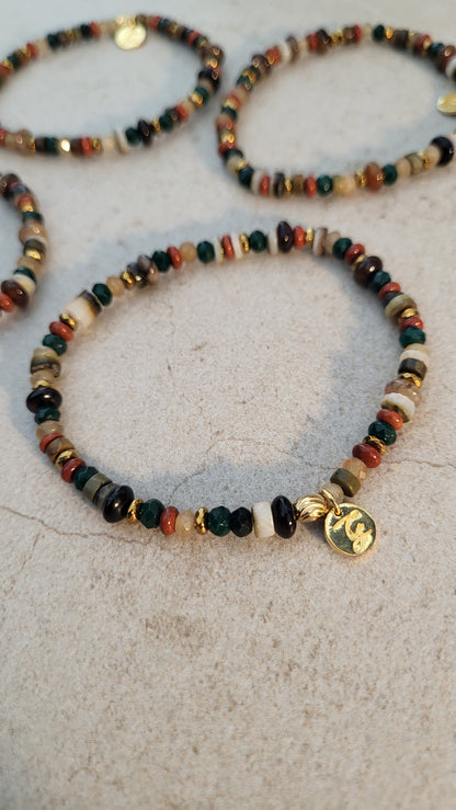 Buntes Armband aus einem Edelsteinmix