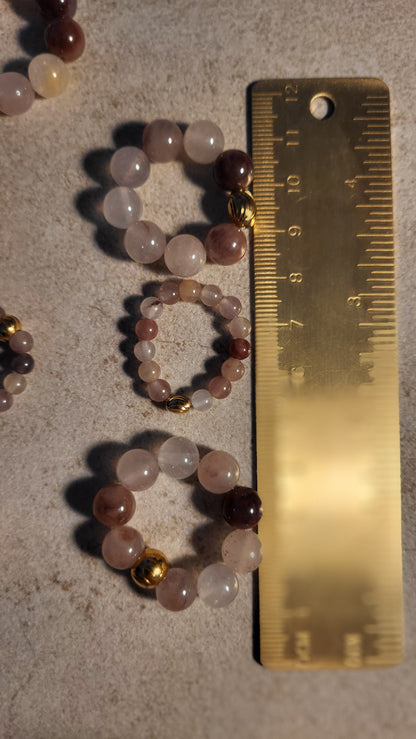 Ringe aus Erdbeerquarz in verschiedenen Größen