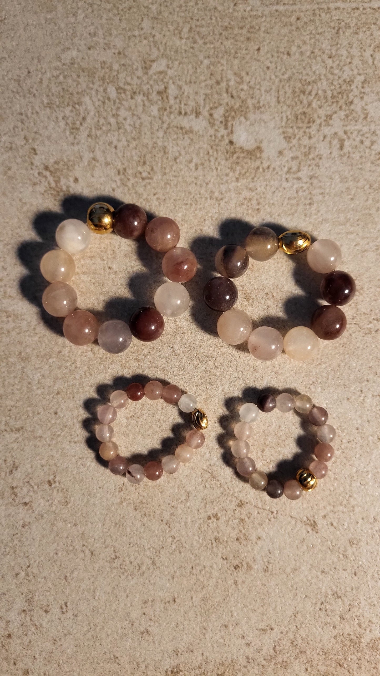 Ringe aus Erdbeerquarz in verschiedenen Größen