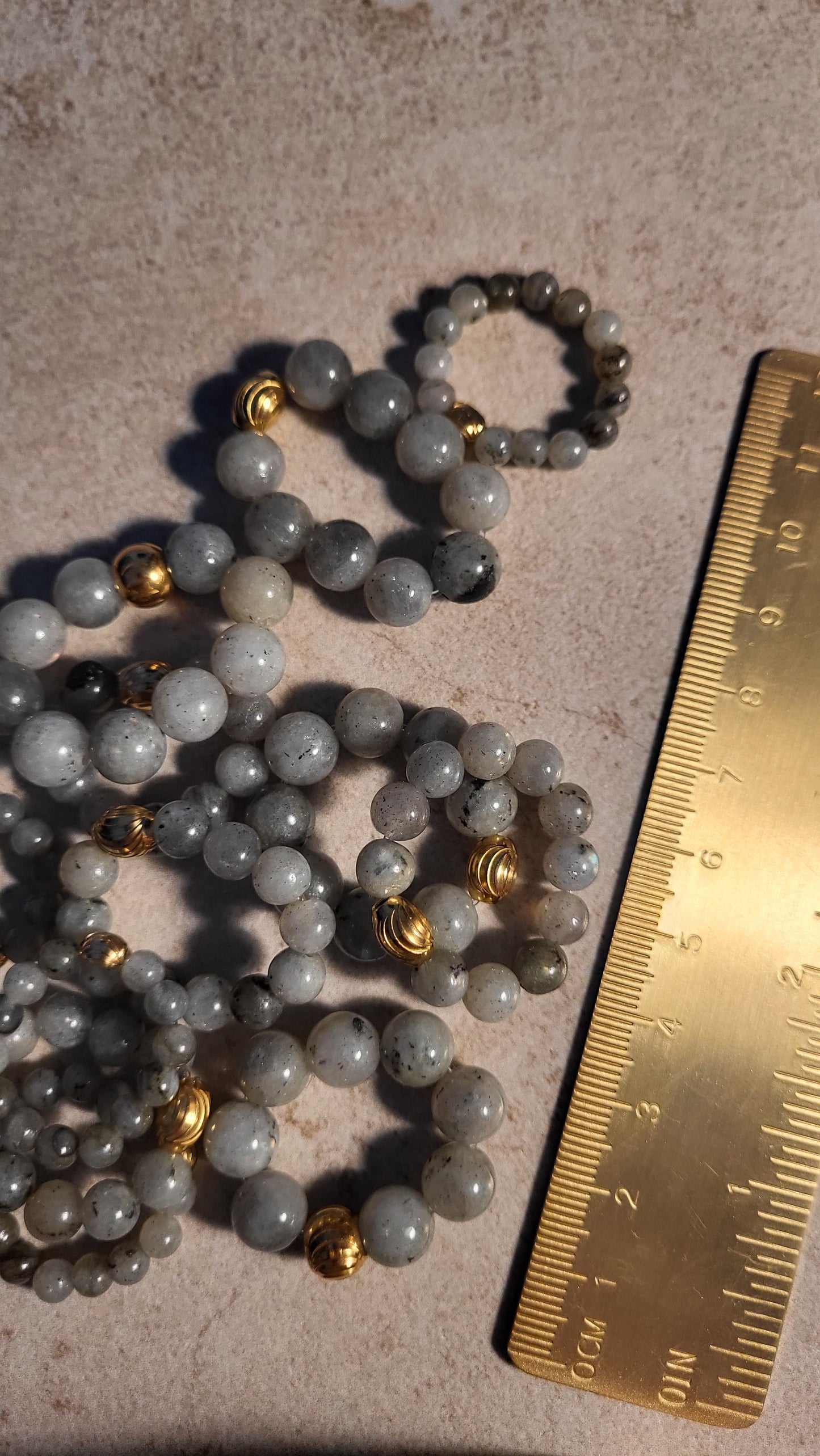 Ringe aus Labradorit in verschiedenen Größen