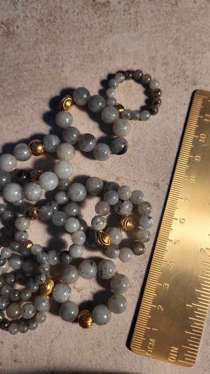 Ringe aus Labradorit in verschiedenen Größen