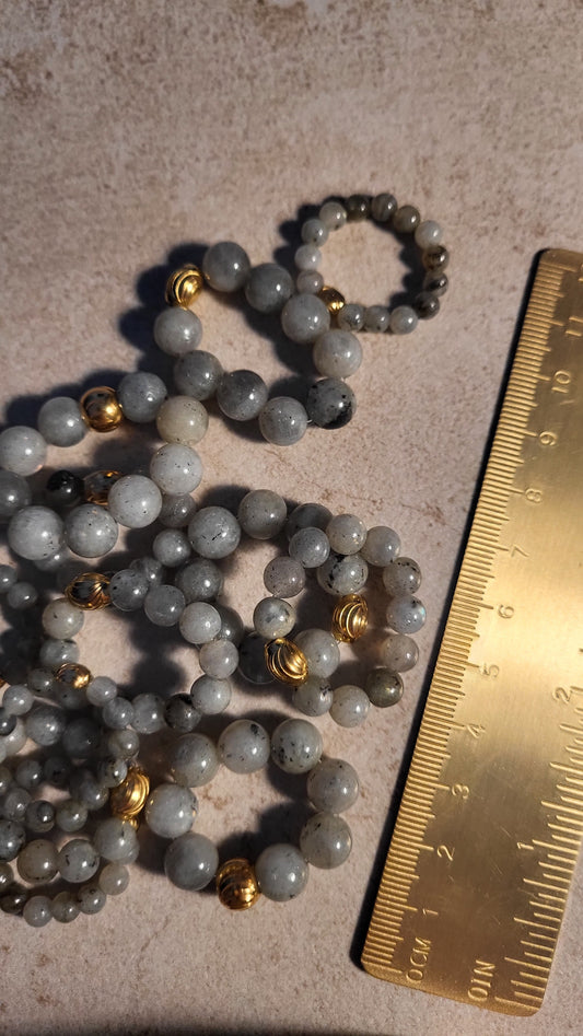 Ringe aus Labradorit in verschiedenen Größen