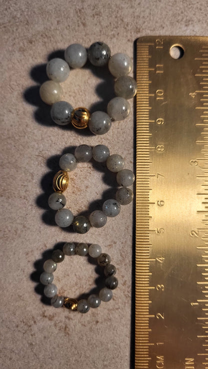 Ringe aus Labradorit in verschiedenen Größen