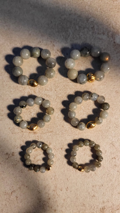 Ringe aus Labradorit in verschiedenen Größen