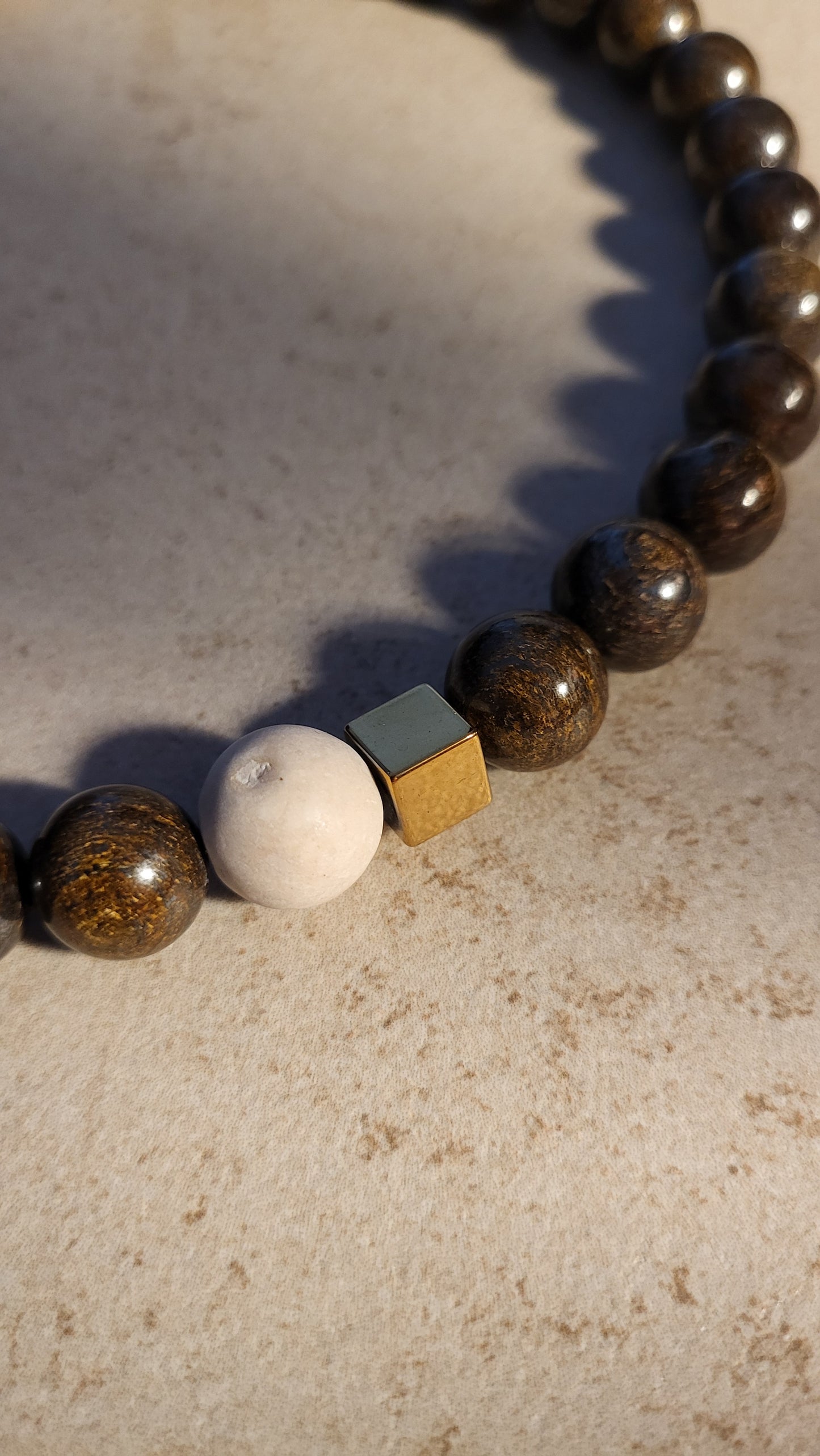 Große Bronzit Halskette mit goldenem und beigem Detail