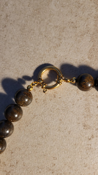 Große Bronzit Halskette mit goldenem und beigem Detail