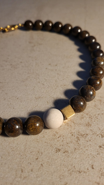 Große Bronzit Halskette mit goldenem und beigem Detail