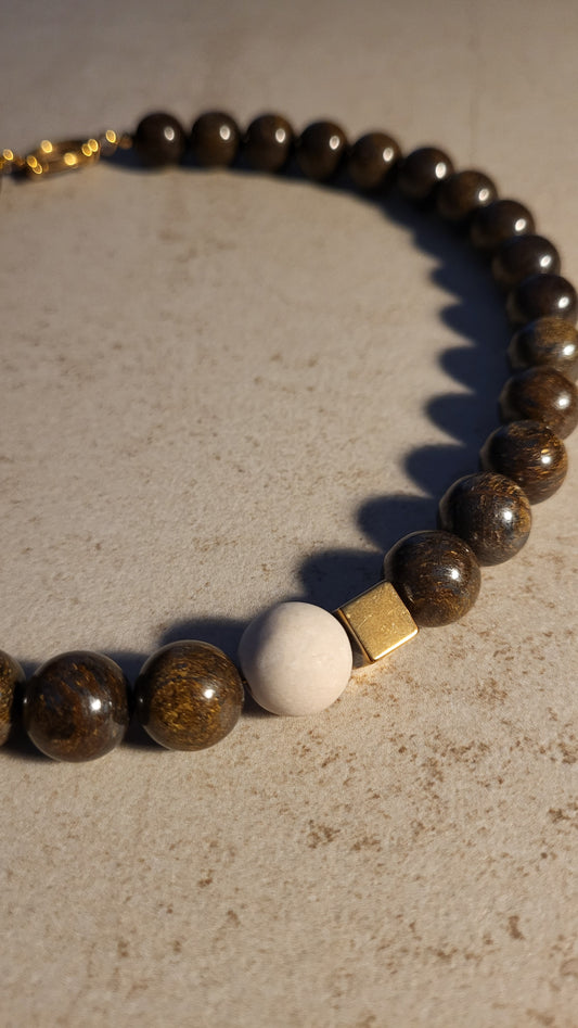 Große Bronzit Halskette mit goldenem und beigem Detail